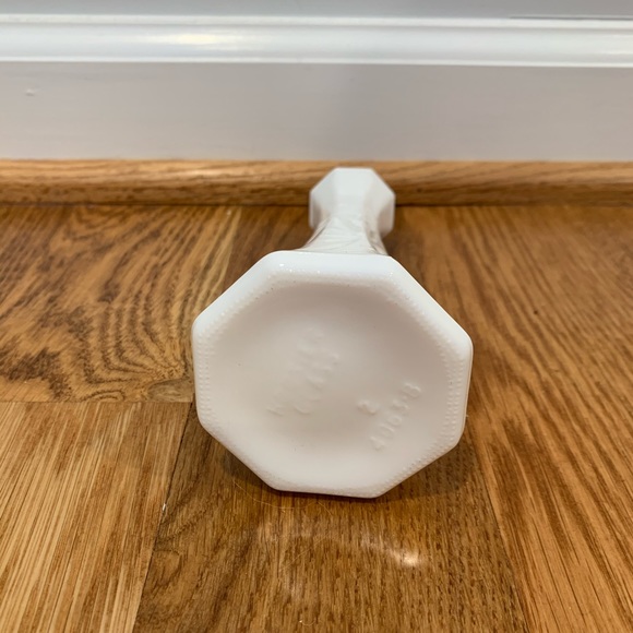 SALE!🚨 Small Single Flower White Vase - Picture 3 of 4